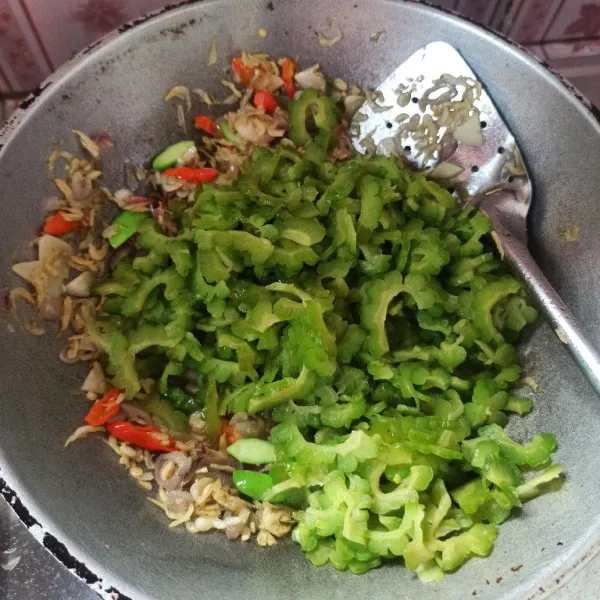 Selanjutnya masukkan pare aduk rata.