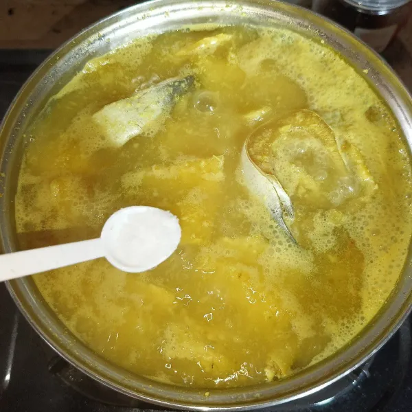 Tambahkan garam, lada bubuk, gula pasir dan kaldu jamur, masak sampai matang, koreksi rasanya dan siap disajikan.