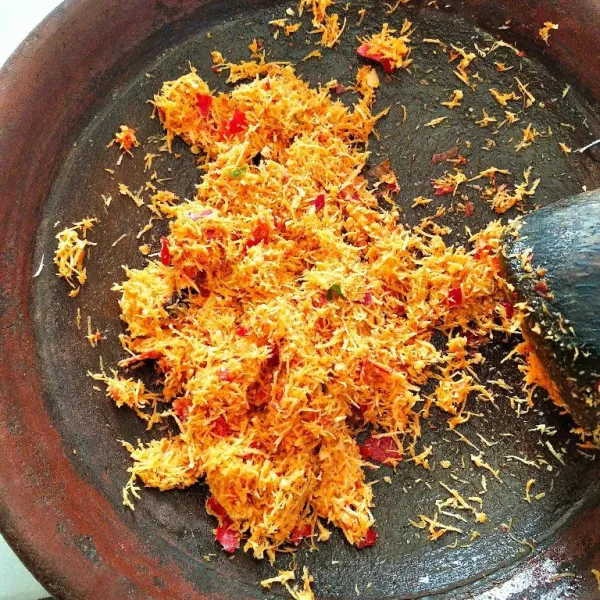 Masukkan kelapa parut, lalu aduk rata, koreksi rasa.