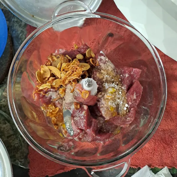 Tambahkan gula, garam, kaldu bubuk bawang merah dan bawang putih goreng. Haluskan hingga homogen.