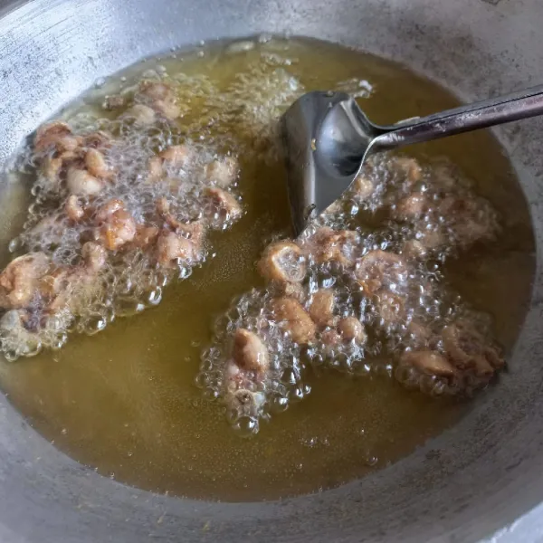 Masak sampai lemak ayam kering lalu angkat lemak ayamnya.