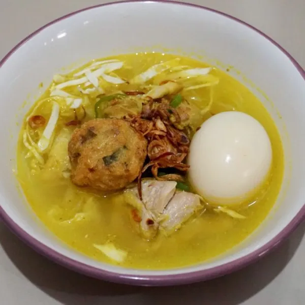 Masukkan ayam, kol, bihun, dan tuang kuah yang telah jadi. Soto bisa dimakan dengan perkedel kentang hangat dan siap disajikan.