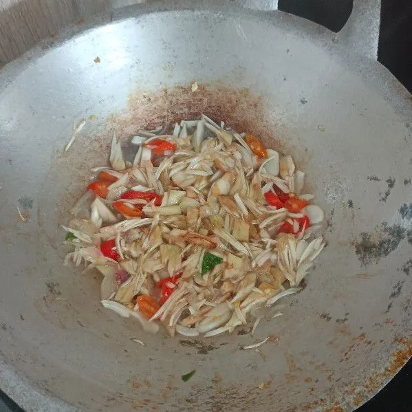 Masak hingga nangka muda lunak dan matang, tandanya airnya berkurang.