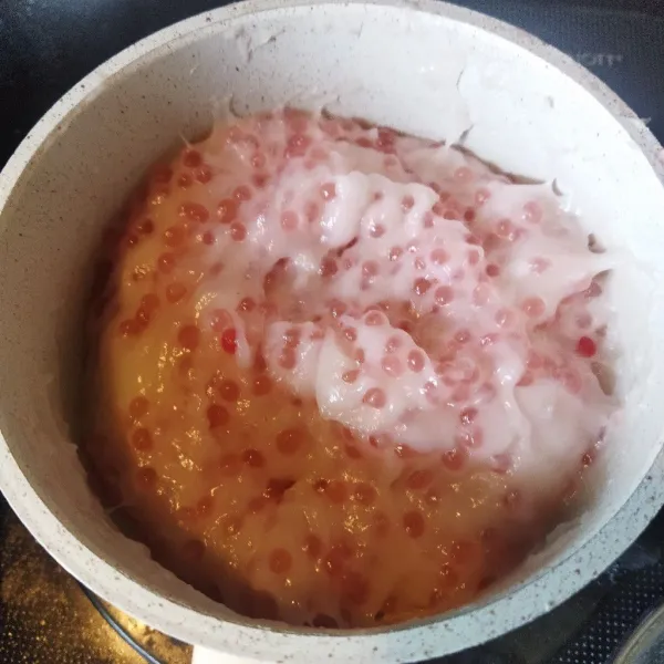 Masukkan mutiara aduk rata kemudian matikan api.