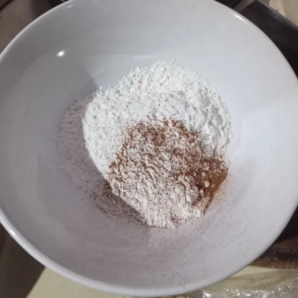 Masukan tepung terigu, tepung pisang goreng, dan kayu manis bubuk kedalam wadah.