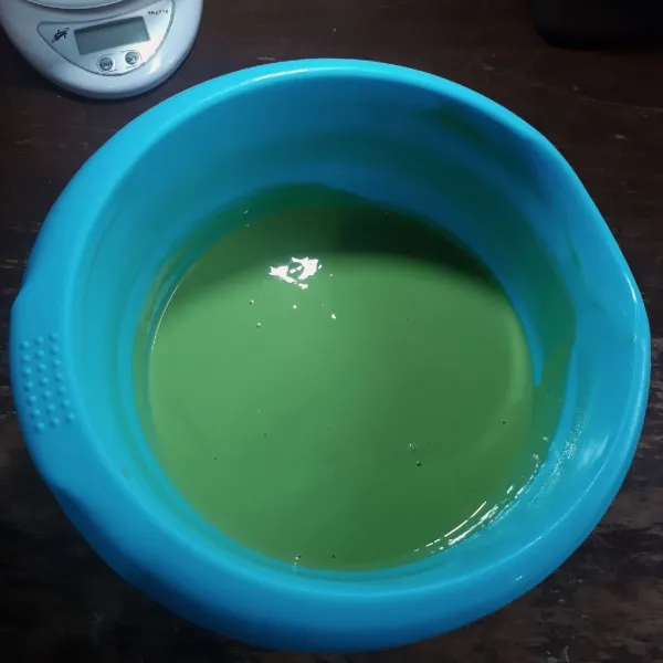 Tambahkan 2 sdm air pandan dan pewarna hijau, aduk rata.