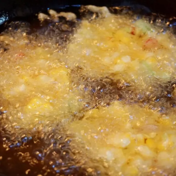 Tuang minyak ke dalam wajan panas, masukkan adonan, goreng sampai warna kekuningan.