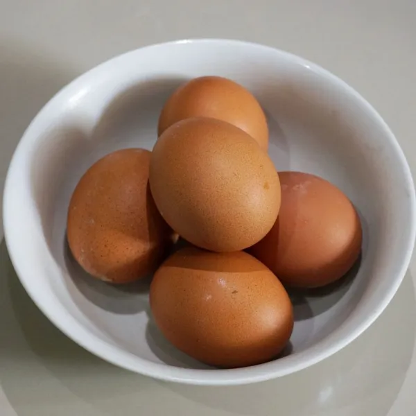Siapkan telur, dan rebus sampai matang.