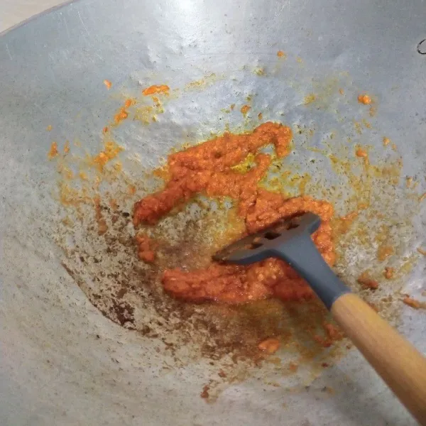 Haluskan bawang merah, bawang putih, dan cabe-cabean. Tumis hingga harum dan mengeluarkan minyak.