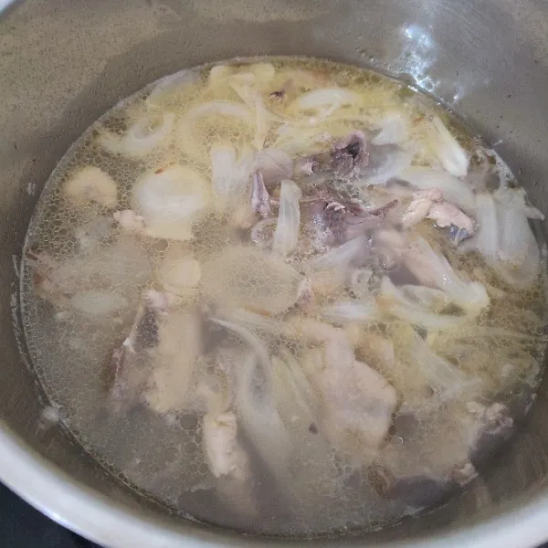 Tambahkan air secukupnya, setelah mendidih. Masukan potongan daging ayam. Masak hingga ayam setengah mateng.