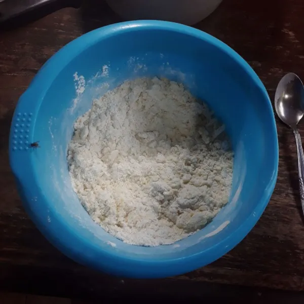 Tambahkan tepung beras, terigu, ragi dan garam, aduk rata.