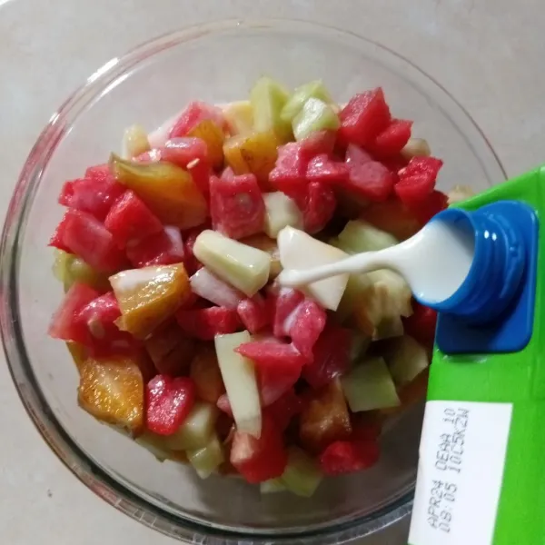 Tuang susu cair.