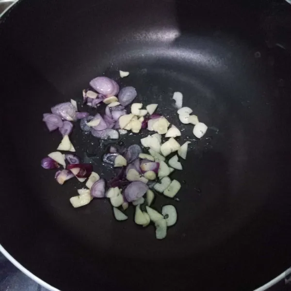 Panaskan minyak, tumis duo bawang sampai harum.
