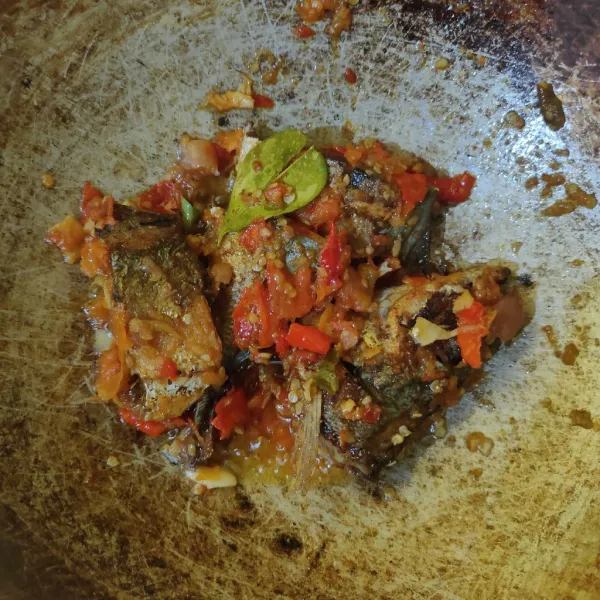 Masak sebentar hingga tercampur rata dengan bumbu, matikan api.