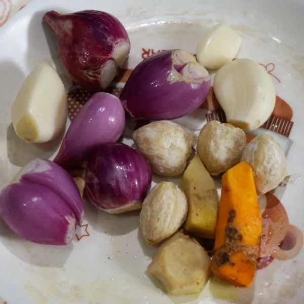 Siapkan bawang merah, bawang putih, jahe, kunyit, kemiri, dan blender sampai halus.