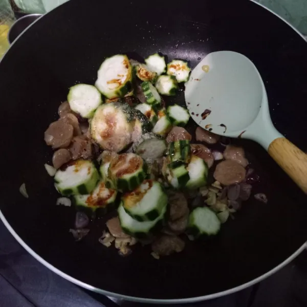 Masukkan oyong, garam, gula, lada bubuk, dan kecap manis. Tambahkan sedikit air.