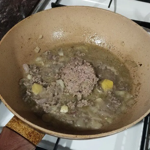 Masukkan daging giling, masak hingga berubah warna.