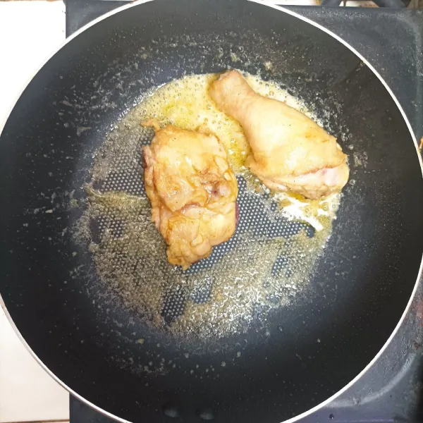 Goreng ayam dengan mentega hingga kulitnya berwarna keemasan. Lalu tiriskan.