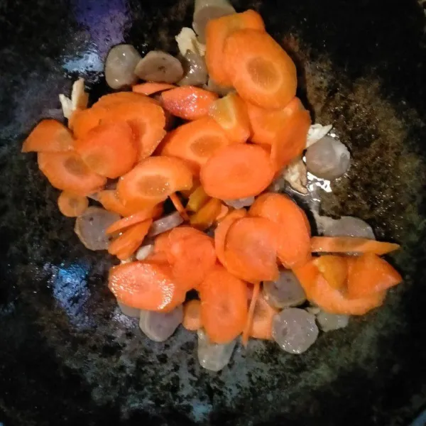 Masukkan wortel. Masak hingga wortel setengah matang.