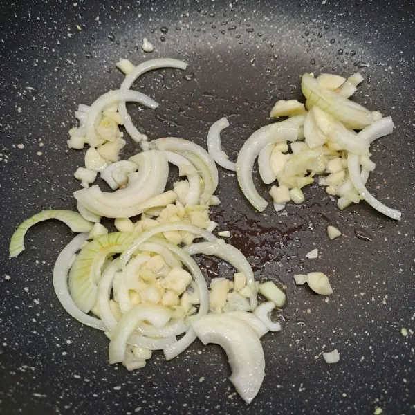 Tumis bawang putih dan bombay sampai layu dan harum.
