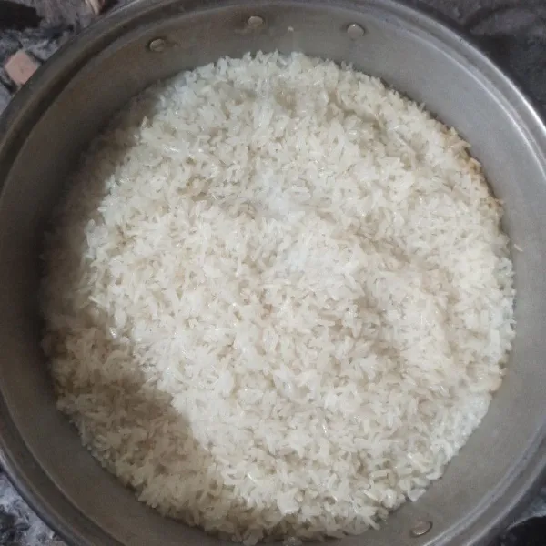 Kukus beras ketan selama 60 menit.