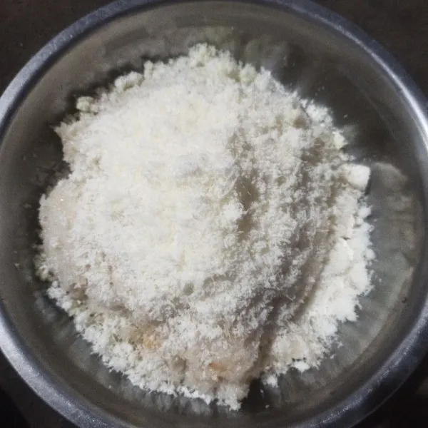 Angkat beras ketan, campur dengan parutan kelapa dan beri garam sedikit demi sedikit, koreksi rasa.