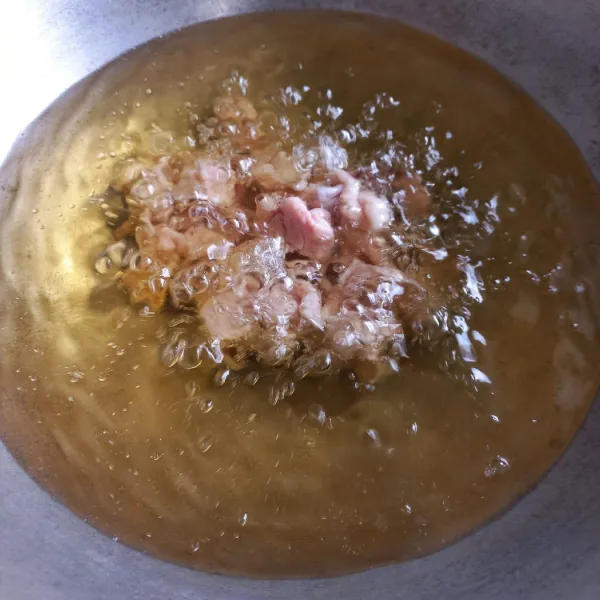 Panaskan minyak goreng, lalu masukkan lemak ayam.