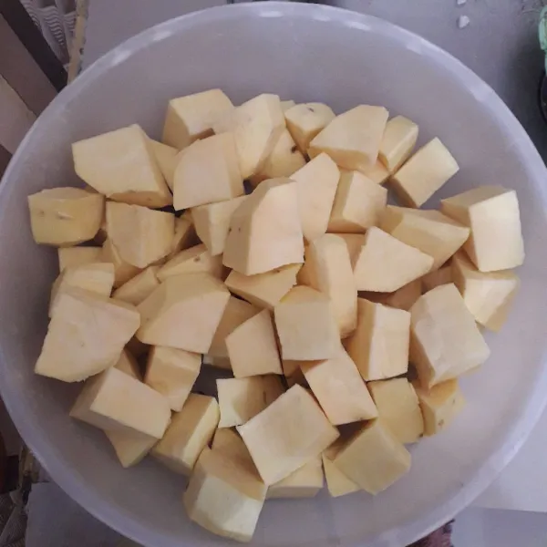 Kupas dan potong potong kecil ubi, lalu cuci bersih.