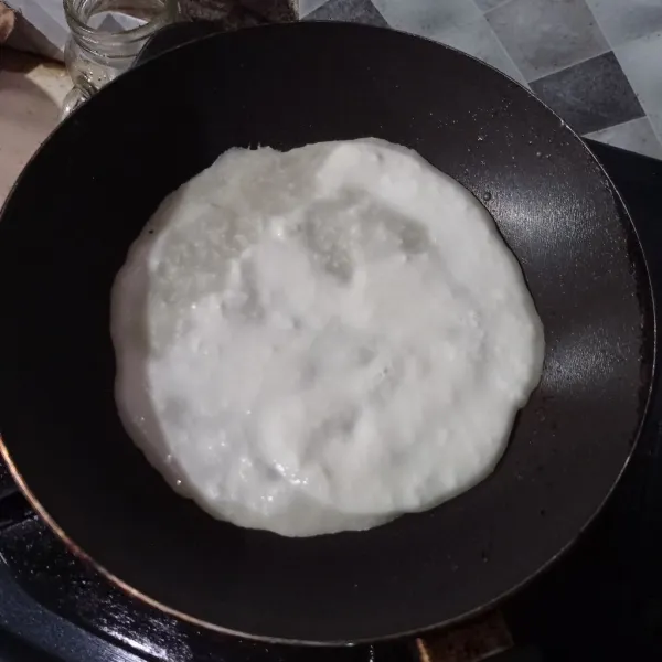Panaskan teflon oles sedikit margarin, lalu masukan 1 sendok sayur adonan, ratakan beri sedikit gula pasir diatasnya biarkan sampai agak matang.