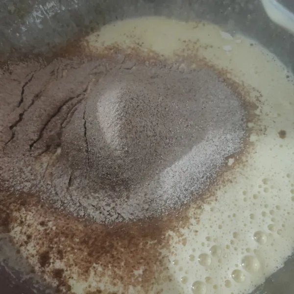 Masukan tepung terigu, baking powder, vanili, dan cokelat bubuk sambil di saring, mix sebentar dengan speed rendah asal rata, matikan mixer.