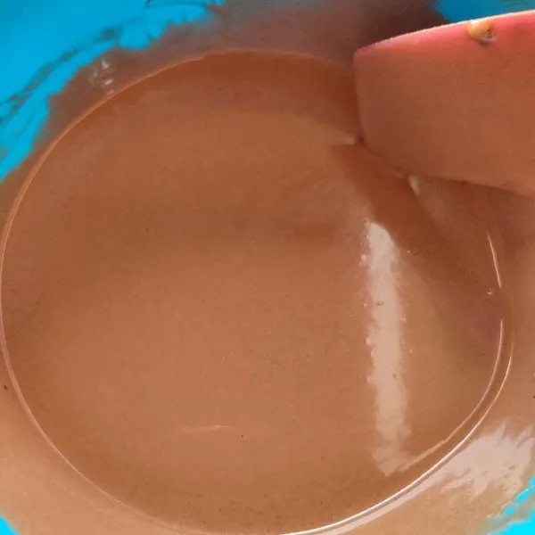 Tuang coklat dan mentega yg sudah dilelehlan kedalam adonan tepung kemudian aduk hingga rata.