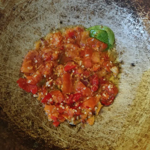 Tumis bumbu halus dan daun jeruk hingga harum.