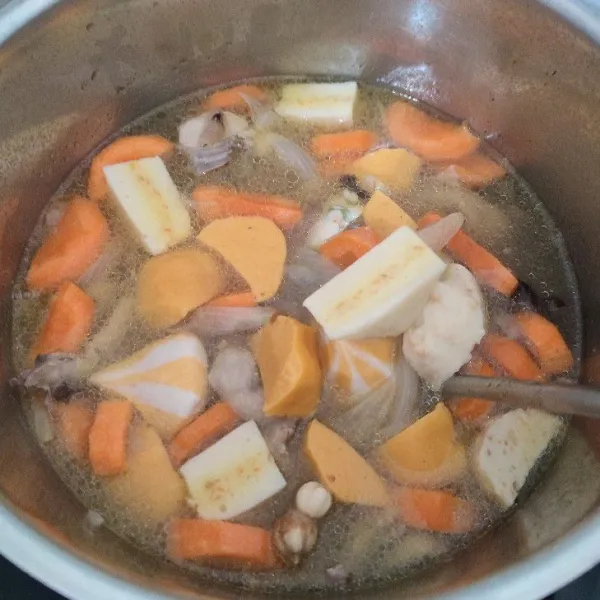 Tambahkan wortel, setelah wortel sedikit lembut. Masukan aneka bakso seafood, cengkeh, bunga lawang, kapulaga dan kayu manis.