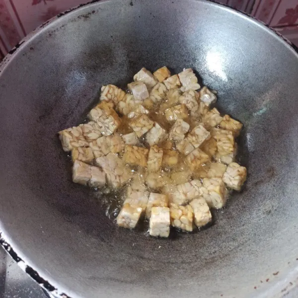 Potong dadu tempe kemudian goreng hingga setengah matang, setelah itu angkat dan tiriskan.