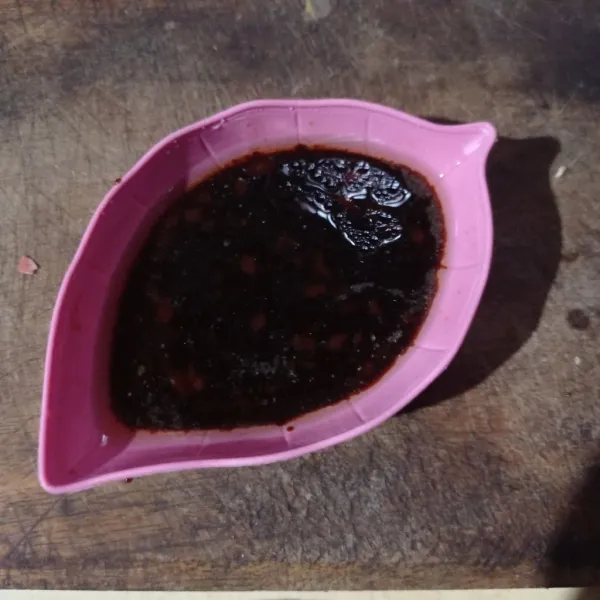 Campur semua bahan saus jadi satu, aduk rata.