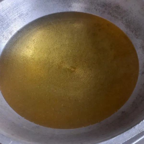 Angkat bawang (saring) bawang merah dan putih tadi, biarkan hingga suhu ruang, lalu masukkan ke dalam botol.