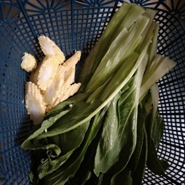 Sobek-sobek pokcoy dan potong serong jagung muda.