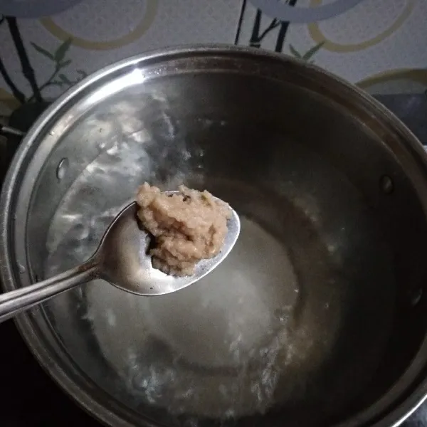 Masak air sampai mendidih lalu masukkan bumbu halus.
