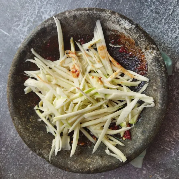 Masukkan mangga yang sudah dipotong.