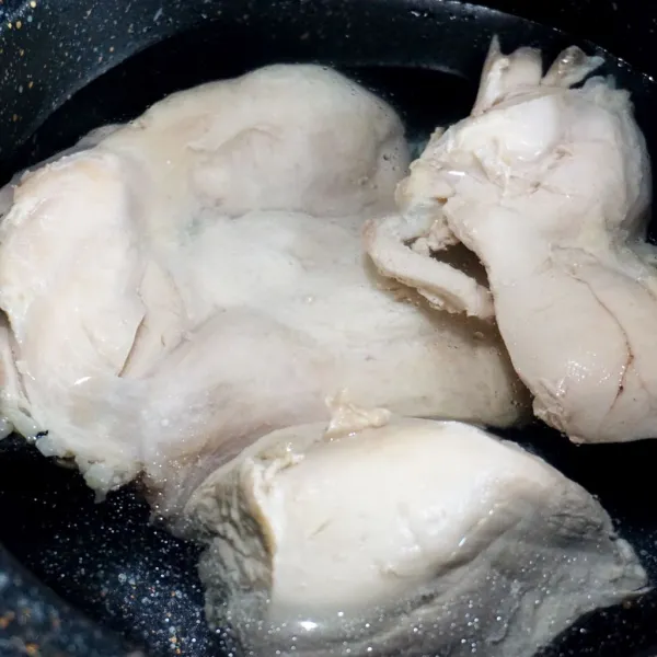 Rebus ayam sampai matang, lalu tiriskan dan suir halus.