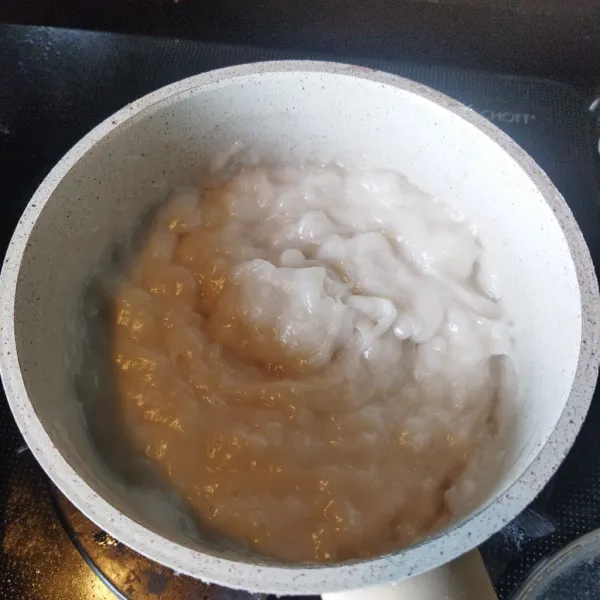 Nyalakan api kemudian masak hingga meletup, gunakan api kecil.