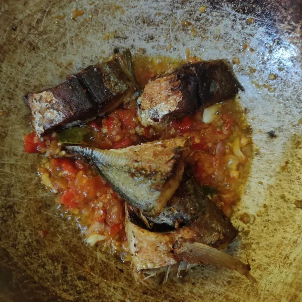 Masukkan ikan goreng, aduk rata.