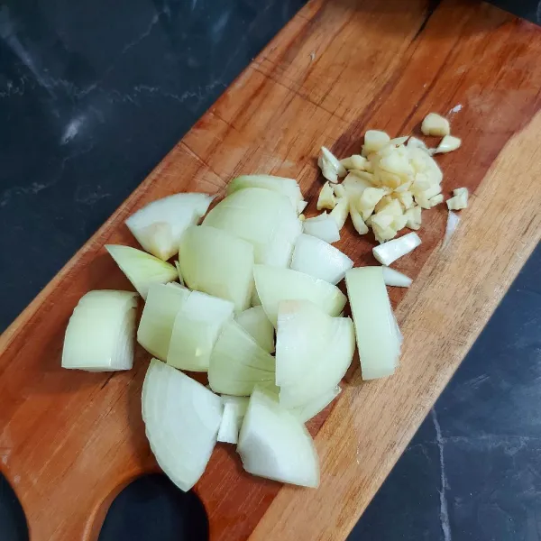 Potong-potong bawang bombay dan cincang kasar bawang putih.