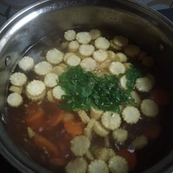 Masukkan irisan daun seledri dan bawang goreng. Siap disajikan.