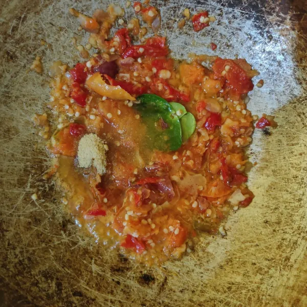 Masukkan kaldu bubuk dan gula pasir, aduk rata, tes rasa. Masak hingga tanak dan keluar minyaknya.