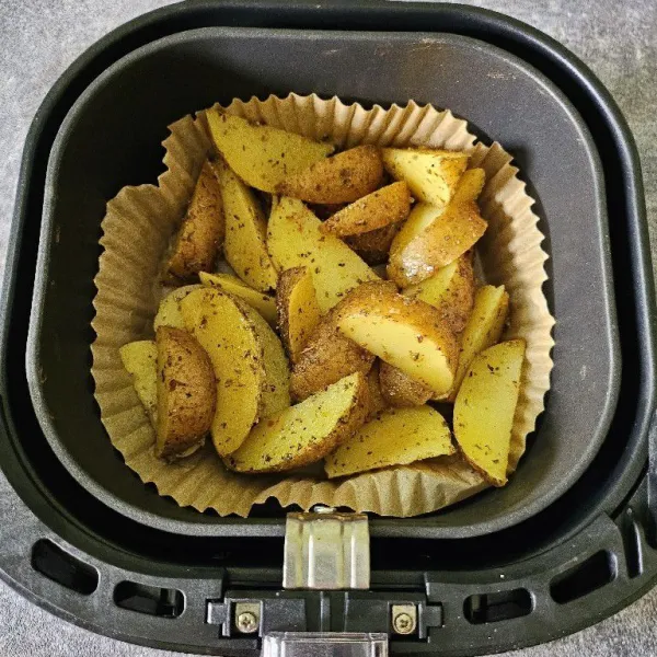 Masukkan kentang yang sudah di marinasi ke dalam air fryer.