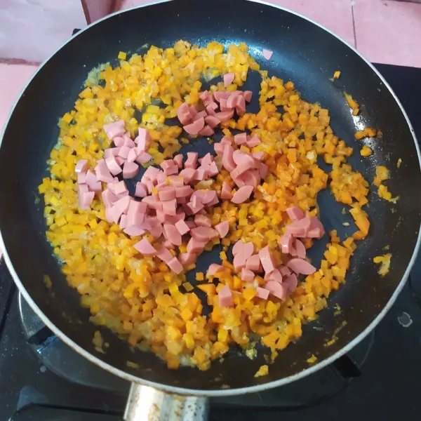 Kalau sudah empuk, masukkan sosis. Bumbui garam, gula, lada dan kaldu bubuk.