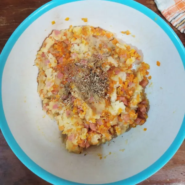 Campur dengan tumisan wortel, tambahkan seasoning sambil dikoreksi rasa.