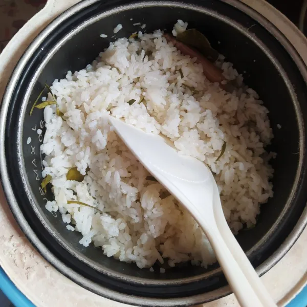 Kalau nasi sudah matang, aduk-aduk supaya merata dan nasinya pulen.