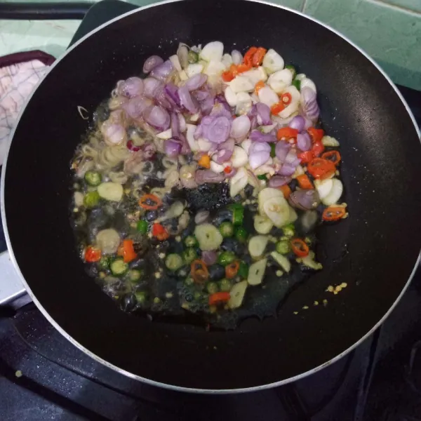 Tumis dengan minyak panas.